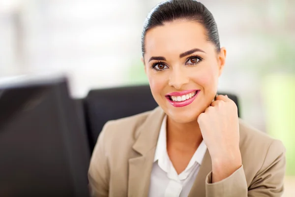 Giovane donna d'affari sorridente — Foto Stock