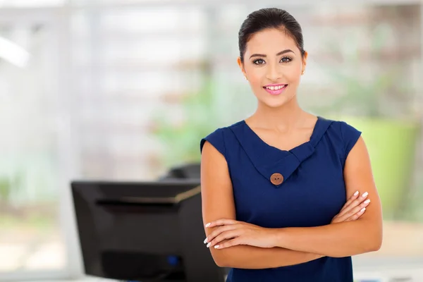 Mujer de negocios caucásica en su oficina — Foto de Stock