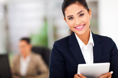 İş kadını elinde tablet bilgisayar tutuyor.