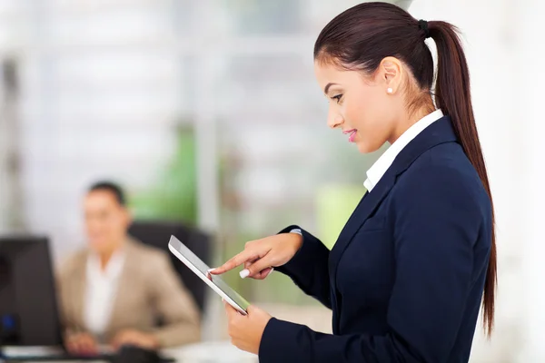 Young businesswoman using tablet computer — Stock Photo, Image