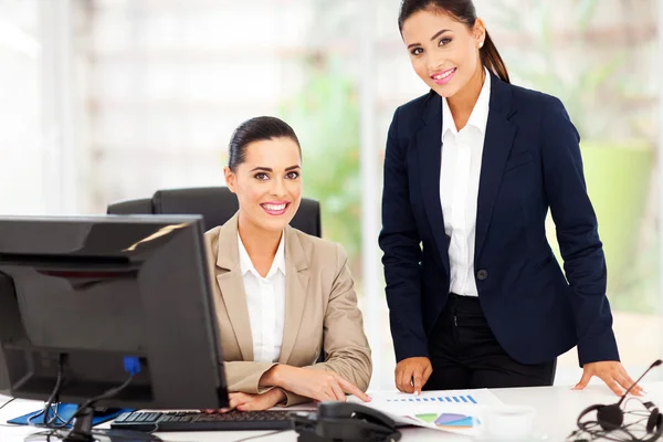 Portrait de femmes d'affaires souriantes — Photo