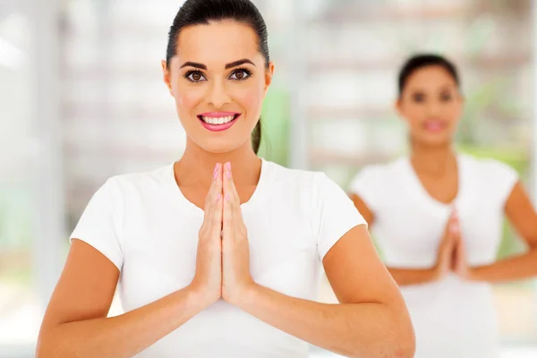 Mujer caucásica haciendo yoga — Foto de Stock