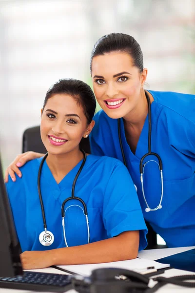 Trabajadores sanitarios modernos — Foto de Stock