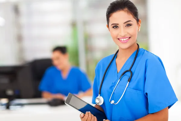 Kvinnlig sjuksköterska hålla tablet PC Royaltyfria Stockbilder