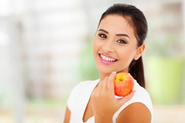 Porträt einer hübschen Frau mit einem Apfel — Stockfoto