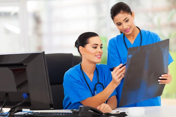 Medical workers studying x-ray — Stock Photo, Image