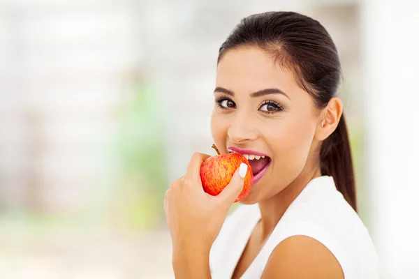 Frau isst einen Apfel — Stockfoto