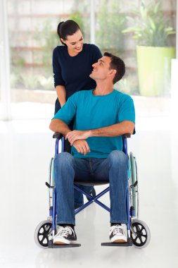 konuşurken bakan karısı kocası devre dışı.