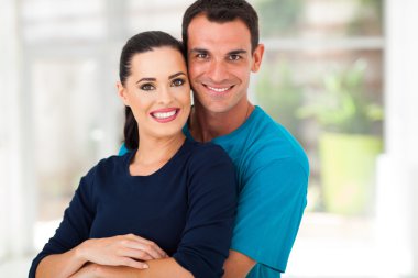 Mutlu çift kucaklaşması