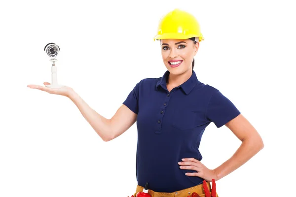 Kadın cctv Installer sunan kamera — Stok fotoğraf