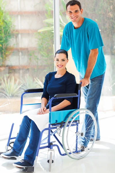 Mari attentionné et femme handicapée — Photo