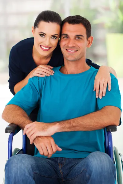 Esposa amorosa y marido discapacitado — Foto de Stock