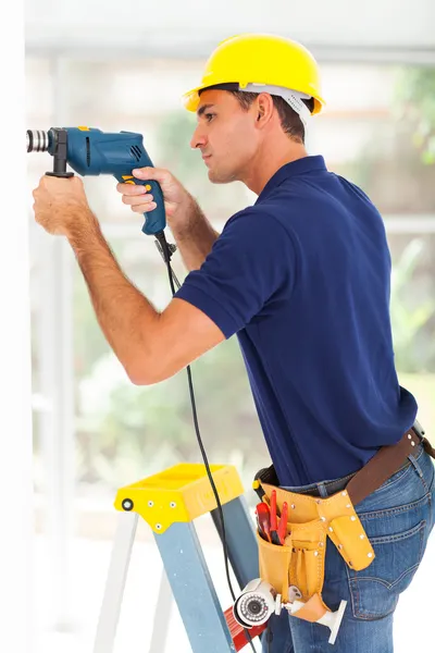 Cctv camera installer — Stock Photo, Image