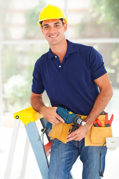 Glad cctv installer — Stockfoto