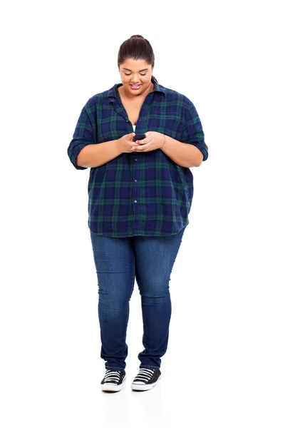 Plus size adolescente lettura e-mail su smart phone — Foto Stock