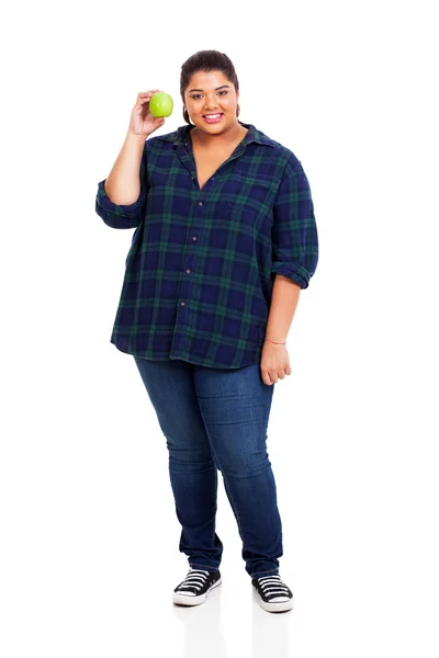 緑のリンゴを保持している太りすぎの女性の笑みを浮かべてください。 — ストック写真