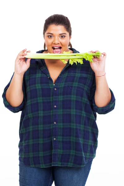 Plus velikost dospívající dívku jíst celer — Stock fotografie