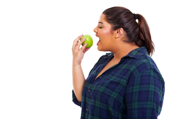 Plus grootte jonge vrouw eten apple — Stockfoto