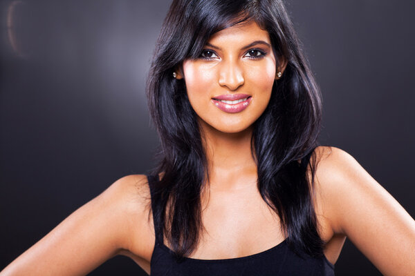 молодая индийская женщина крупным планом
