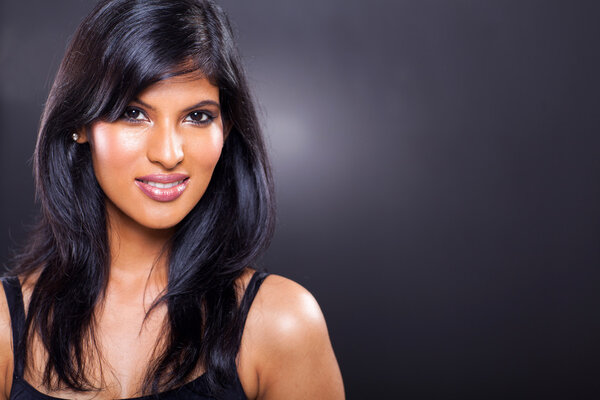 красивая индийская модель крупным планом
