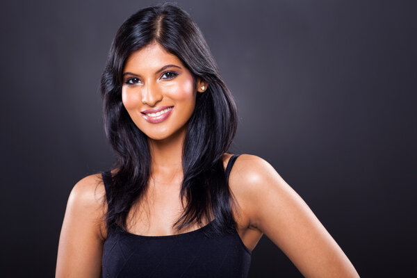 Красивая женщина на черном фоне
