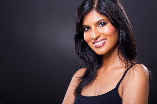 Привлекательная молодая женщина