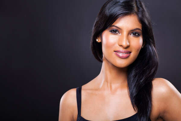 красивая модель на черном фоне
