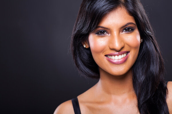 счастливая молодая индийская женщина
