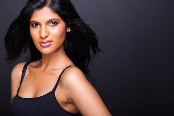 сексуальная молодая ипанистка на черном
