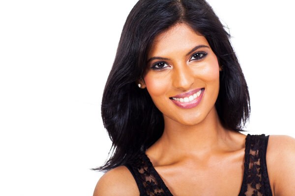 счастливая индийская женщина крупным планом
