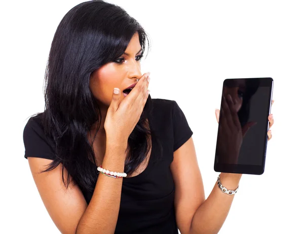 Überraschte Geschäftsfrau mit Tablet-Computer — Stockfoto