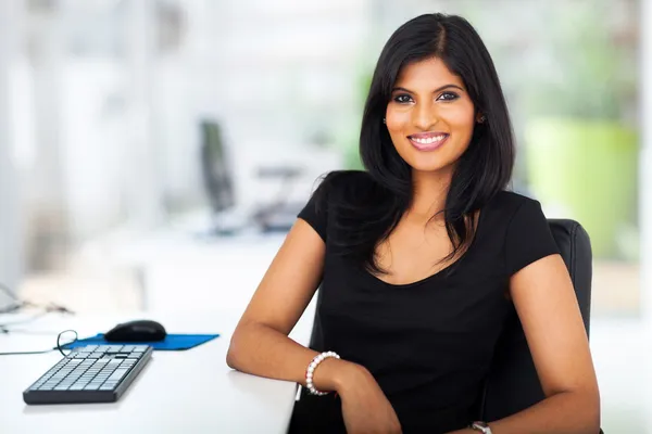 Adorável jovem empresária sentada no escritório — Fotografia de Stock