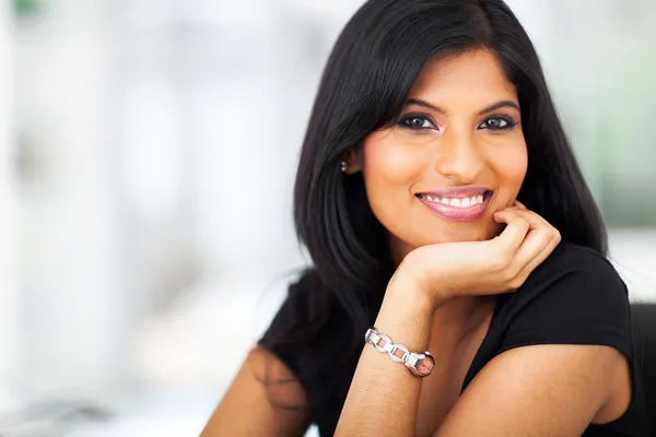 Retrato de india sonriente mujer de negocios — Foto de Stock