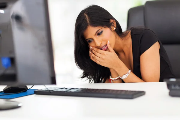 Geschäftsfrau nimmt privaten Anruf während der Bürozeiten entgegen — Stockfoto