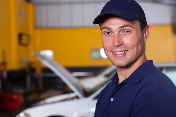 Trustworthy auto mechanic — Stock Photo, Image