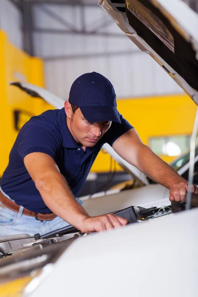 Professional vehicle technician — Stock Photo, Image