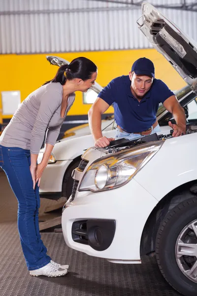 Meccanico auto parlando con il cliente — Foto Stock