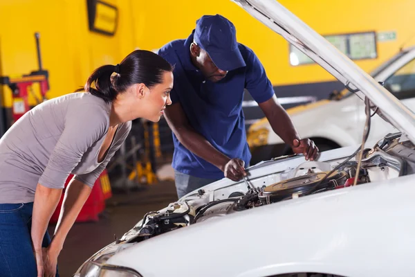 Junge Frau schickt ihr Auto zur Reparatur — Stockfoto