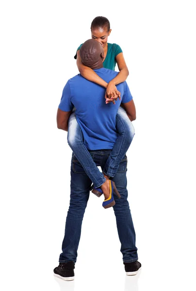 Любящий африканский муж поднимает жену — стоковое фото