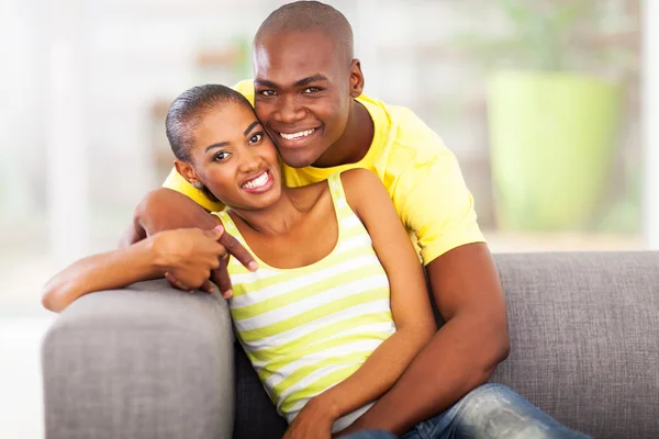 Unga afrikanska par i kärlek — Stockfoto