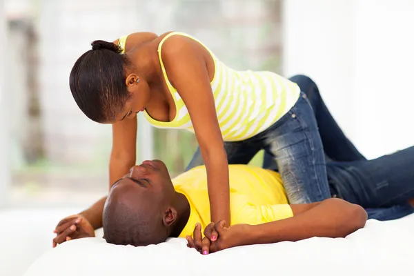 Afrikanisches Paar flirtet — Stockfoto