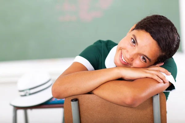 High school flickan vila huvudet på stolen — Stockfoto