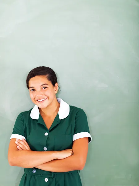 Tienermeisje staande voor schoolbord — Stockfoto