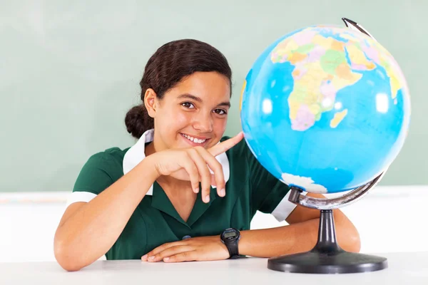 Adolescente ragazza della scuola che punta il globo — Foto Stock