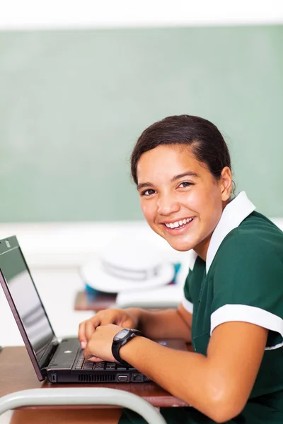 Estudiante alegre usando ordenador portátil — Foto de Stock