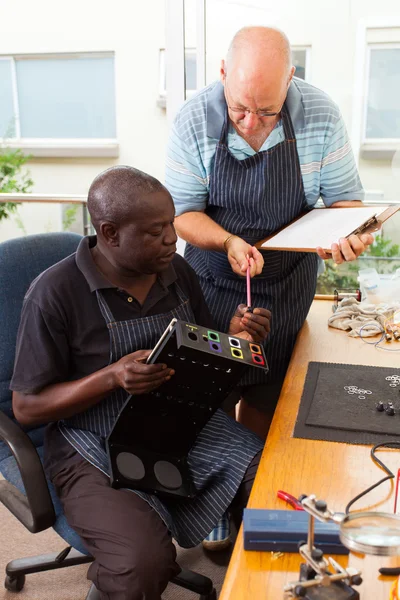Два старших мужчины сборки электронного оборудования в мастерской — стоковое фото