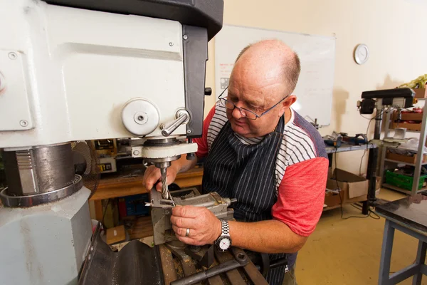 Senior Handwerker arbeitet in Werkstatt — Stockfoto