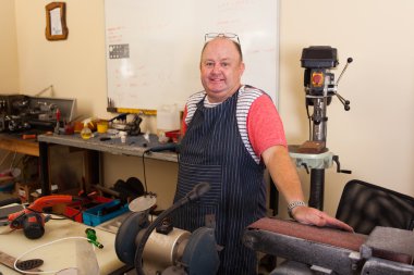 Atölye yaşça daha büyük makinist