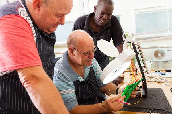 Groep van senior elektrische technici — Stockfoto