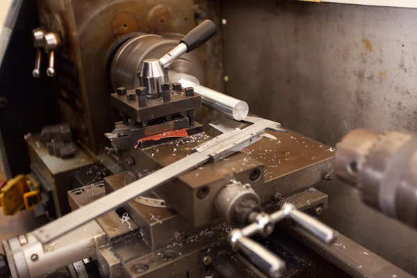 Torno de la máquina y vernier — Foto de Stock